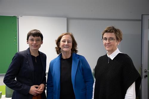 Familienministerin Josefine Paul (li.) wurde an der HSD von Prof. Dr. Irene Dittrich (re.) und Präsidentin Prof. Dr. Edeltraud Vomberg begrüßt.